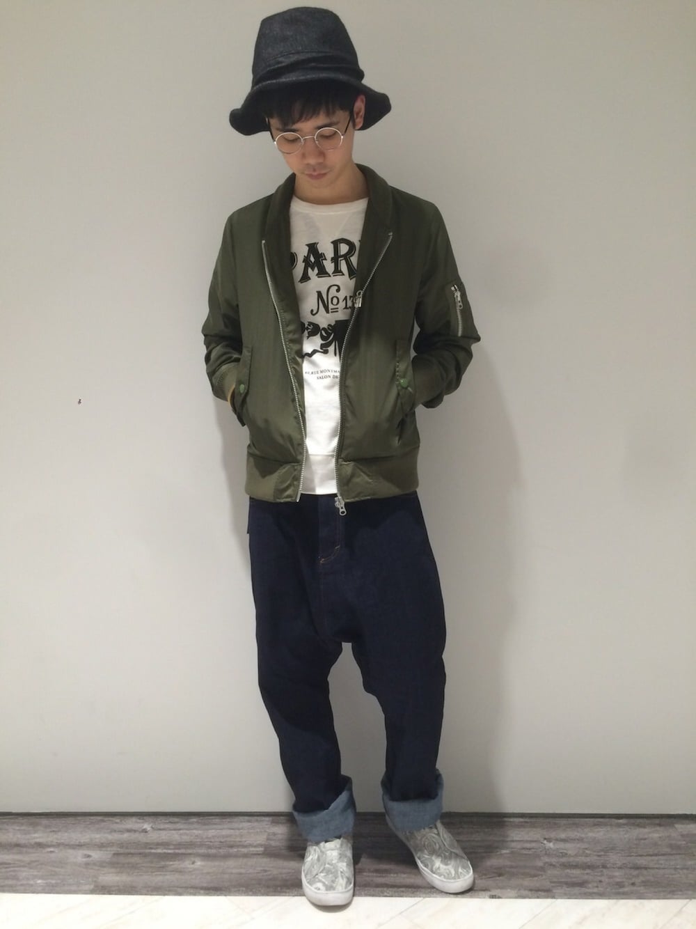「デニム、カジュアル、MA-1、めがね、ハット、サルエルパンツ、カーキ」｜「rovtskiのピュアコットンスウェット TEE（スウェット、ホワイト系）」を使った、ZOZOさん（メンズ・168cm）の秋コーディネートの1枚目の写真