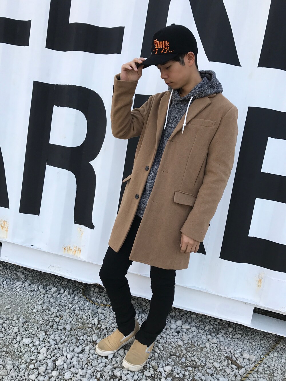 「秋のコーデ、スキニー、キャップ、スリッポン、バーカー、チェスターコート」｜「rovtskiのモッサウール チェスターコート（チェスターコート、イエロー系）」を使った、ZOZOさん（メンズ・168cm）の秋コーディネートの1枚目の写真