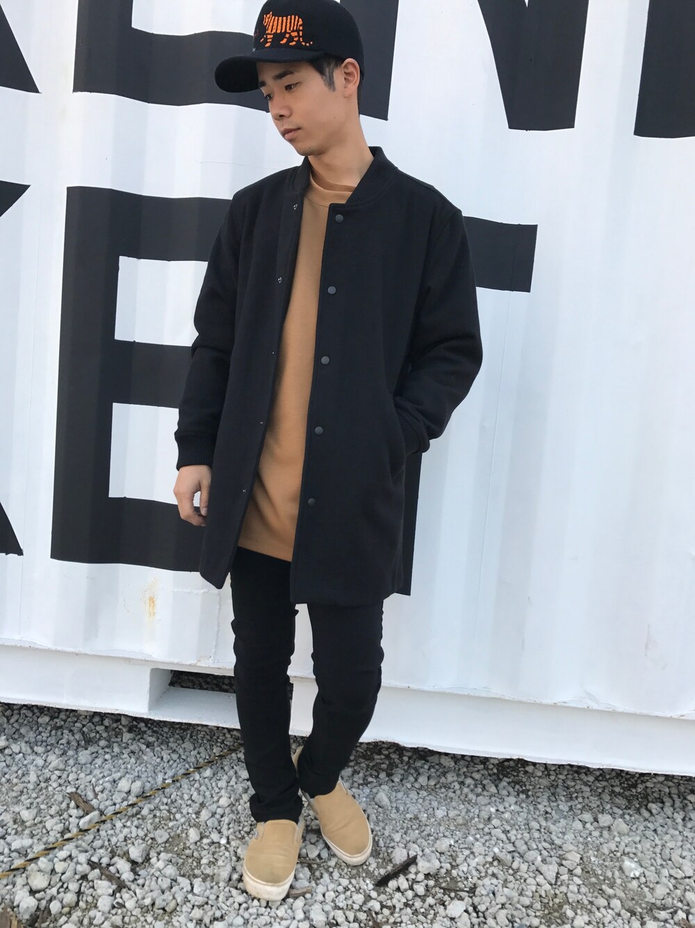 「秋のコーデ、キャップ、スキニー、MA-1、ロングコート、rovtski、スリッポン」｜「rovtskiのモッサウール MA-1ロングコート（MA-1、ブラック系）」を使った、ZOZOさん（メンズ・168cm）の秋コーディネートの1枚目の写真