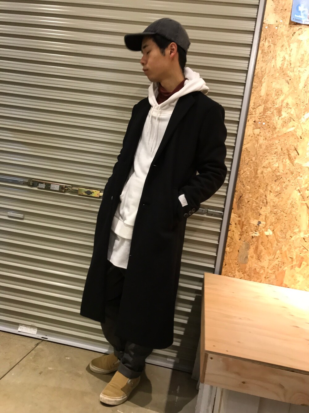 「冬コーデ、チェスターコート、キャップ、パーカー、ロングコート、ストリート、スリッポン、ブラック」｜「rovtskiの【TOKYO SOUVENIR】メルトンチェスターコート（チェスターコート、ブラック系）」を使った、ZOZOさん（メンズ・168cm）の秋コーディネートの1枚目の写真