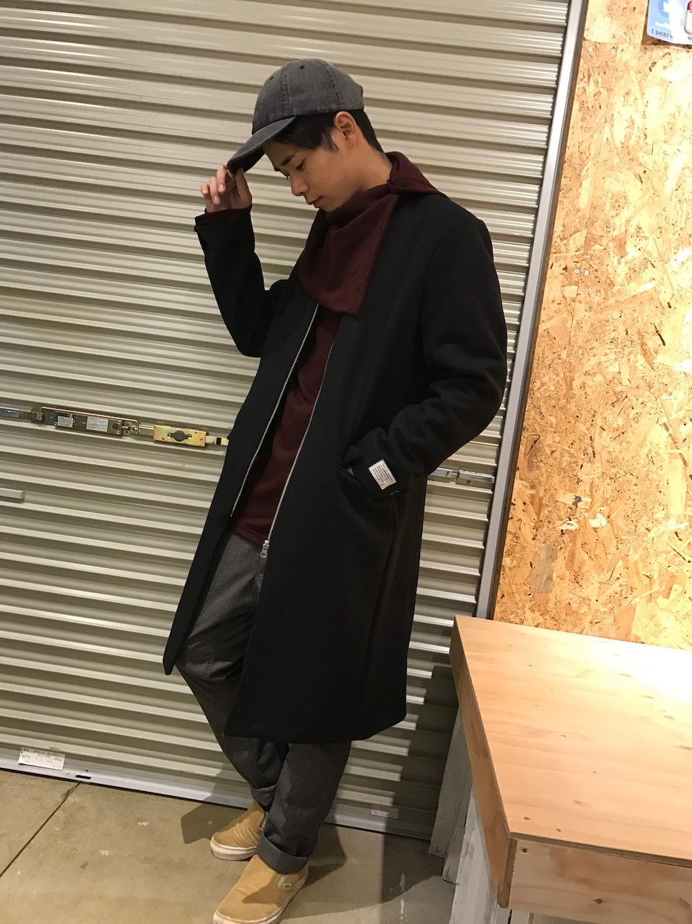 「冬コーデ、ノーカラーコート、タートルネック、キャップ、ストリート、スリッポン、サルエルパンツ、ブラック、rovtski」｜「rovtskiの【TOKYO SOUVENIR】メルトンノーカラーZIPコート（ノーカラージャケット、ブラック系）」を使った、ZOZOさん（メンズ・168cm）の秋コーディネートの1枚目の写真