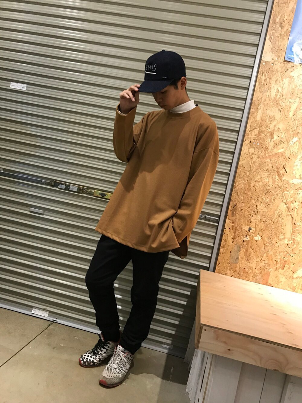 「秋のコーデ、ビッグシルエット、スニーカー、rovtski、ブラウン、キャップ」｜「rovtskiのTR ポンチBIG TEE（Tシャツ/カットソー、イエロー系）」を使った、ZOZOさん（メンズ・168cm）の秋コーディネートの1枚目の写真