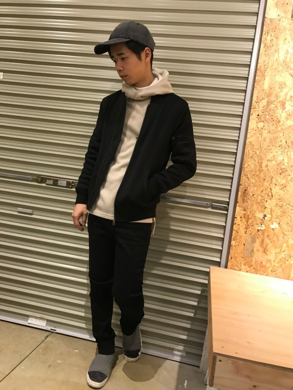 「スキニー、秋のコーデ、パーカー、キャップ、スニーカー、rovtski」｜「rovtskiのジャージ MA-1ブルゾン（MA-1、ブラック系）」を使った、ZOZOさん（メンズ・168cm）の秋コーディネートの1枚目の写真