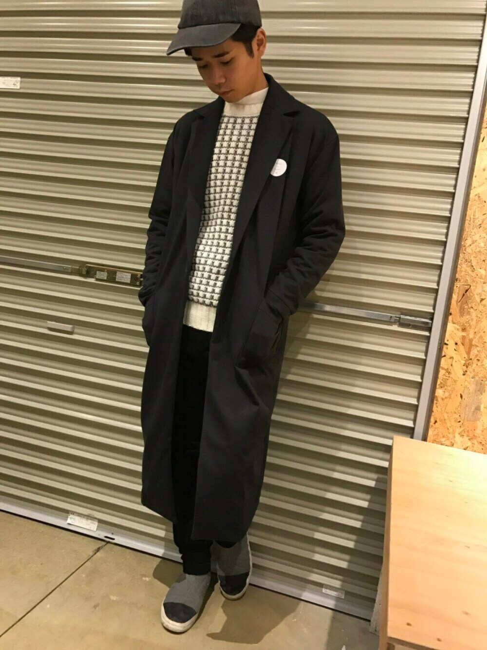 「黒スキニー、冬、ロングコート、キャップ、ニット、rovtski」｜「rovtskiのポップコーンニットセーター（ニット/セーター、ホワイト系）」を使った、ZOZOさん（メンズ・168cm）の秋コーディネートの1枚目の写真