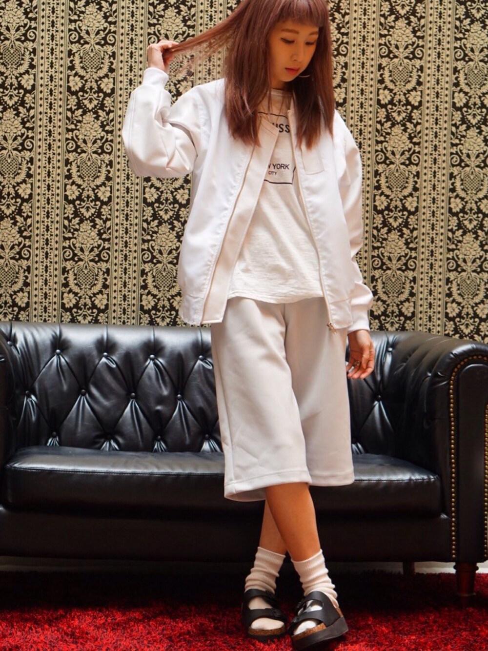 ホワイト系のブルゾン、ホワイト系のTシャツ/カットソー、ホワイト系のその他パンツを着用したレディースの春コーディネートの1枚目の写真