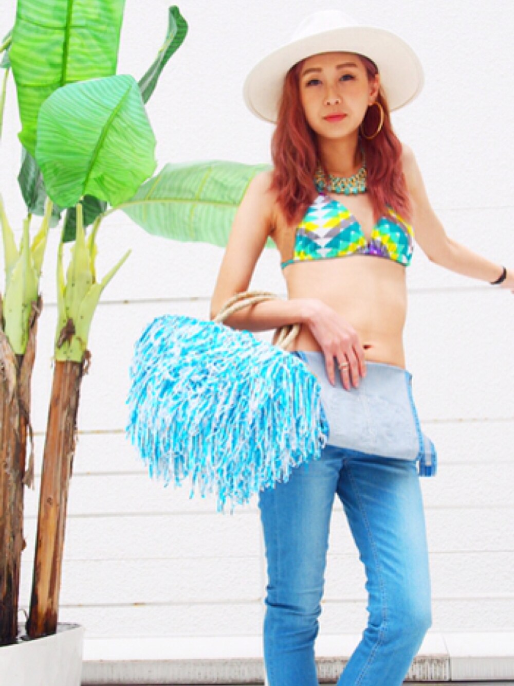 ブルー系のサロペット/オーバーオール、ブルー系のかごバッグ、その他の水着を着用したレディースの春コーディネートの1枚目の写真