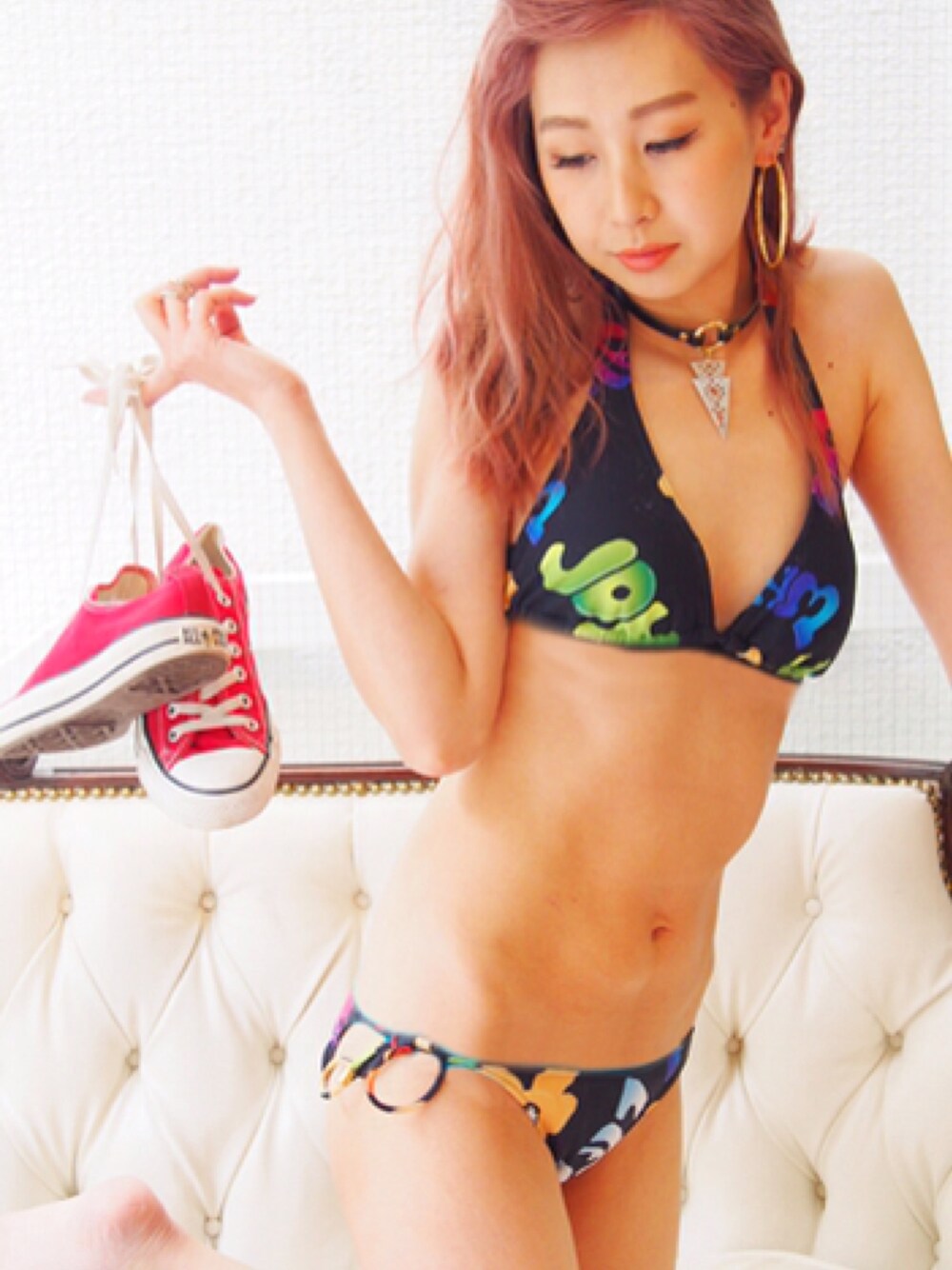 レッド系のスニーカー、ブラック系の水着を着用したレディースの春コーディネートの1枚目の写真