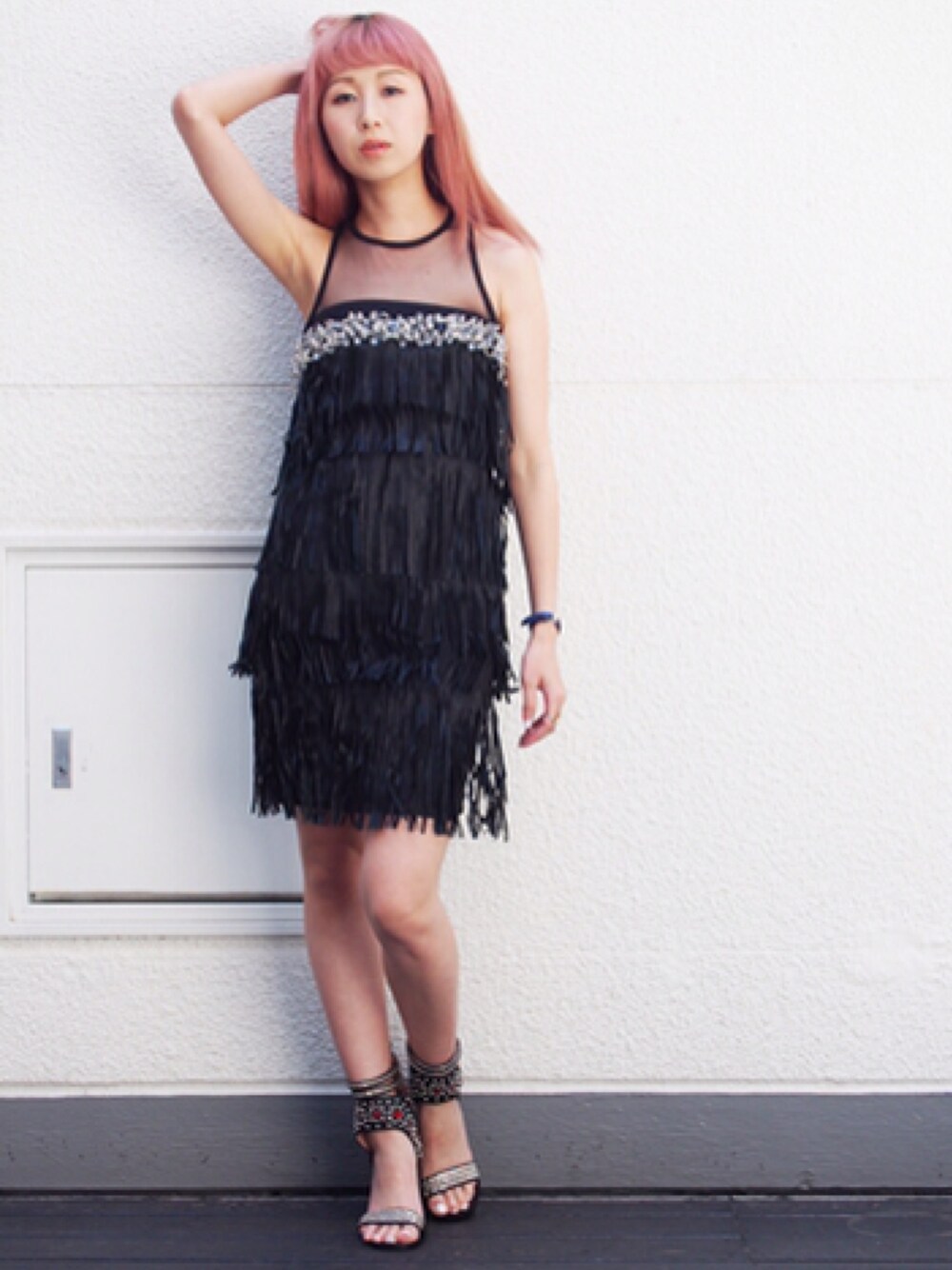 ブラック系のワンピース、ブラック系のサンダルを着用したレディースの春コーディネートの1枚目の写真