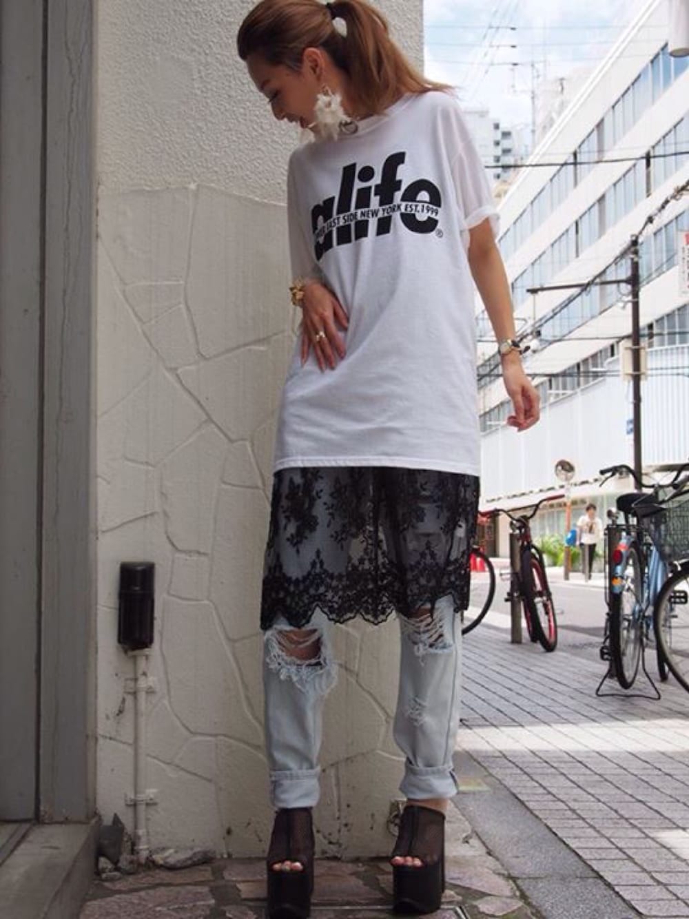 「Tシャツ、yru、トレンド、summer、スポーツミックス」｜「ALIFEのアイテム（Tシャツ/カットソー、ホワイト系）」を使った、Asuka Yamasakiさん（レディース・160cm）の夏コーディネートの1枚目の写真