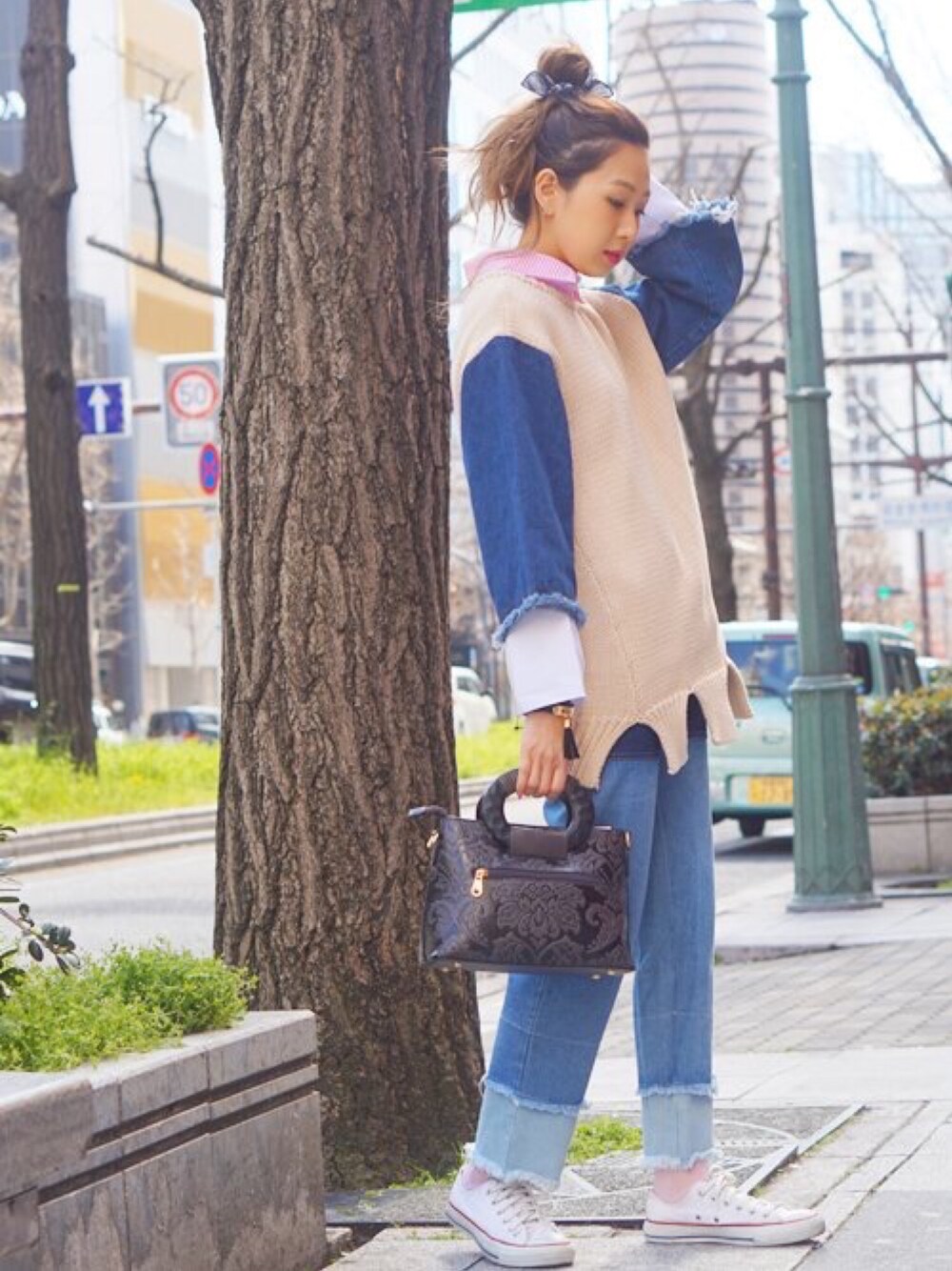 「ニット、バンダナ、スニーカー、converse、はるコーデ、春、カジュアルコーデ、デニム」｜「GALLERIEのアイテム（ニット/セーター、ベージュ系）」を使った、Asuka Yamasakiさん（レディース・160cm）の春コーディネートの1枚目の写真