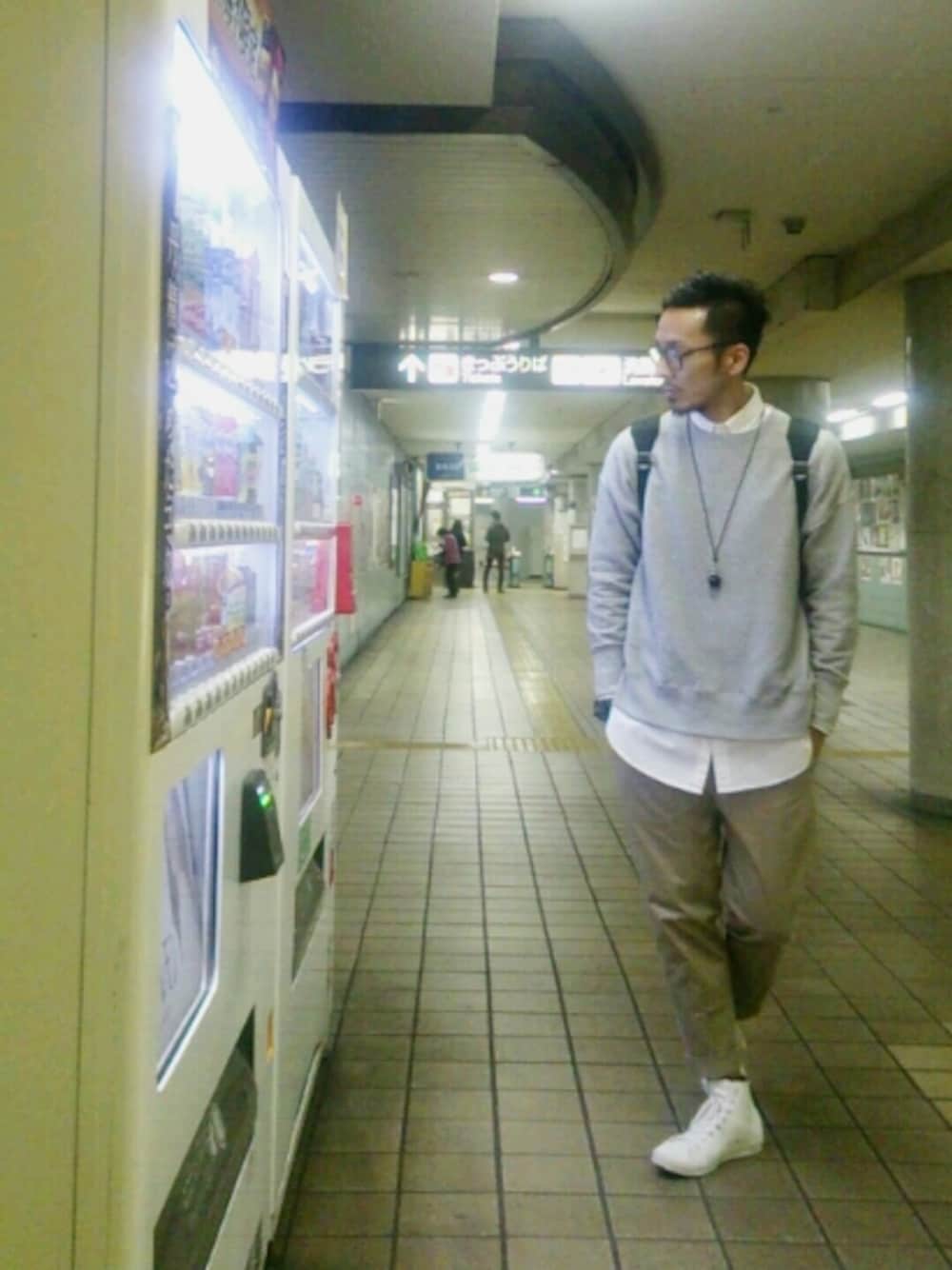 グレー系のスウェット、ブラック系のバックパック/リュック、ホワイト系のシャツ/ブラウスを着用したメンズの春コーディネートの1枚目の写真