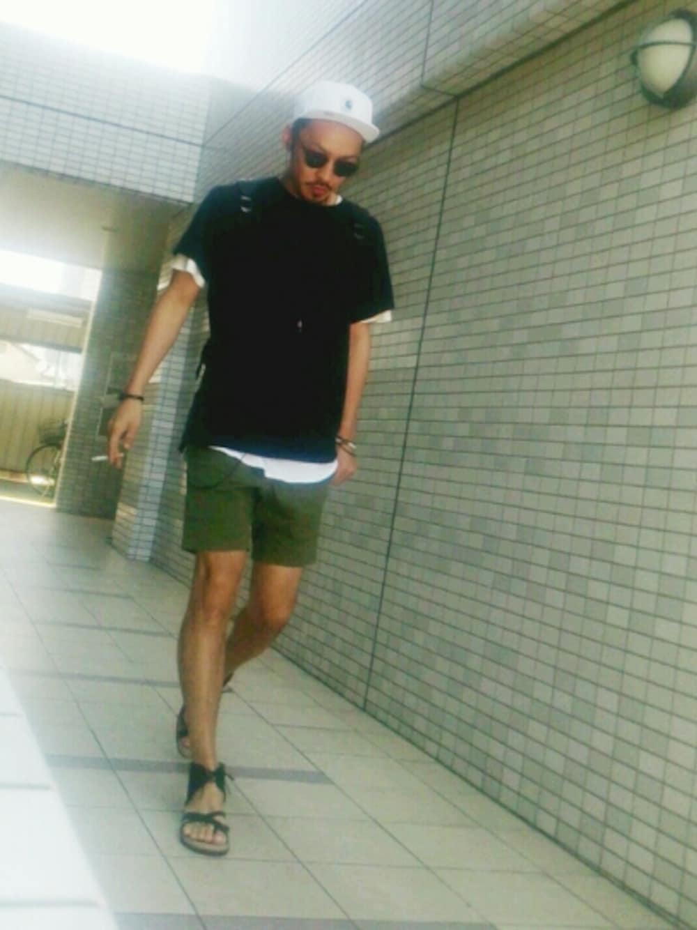グリーン系のその他パンツ、ブラック系のサンダル、ブラック系のその他を着用したメンズの夏コーディネートの1枚目の写真