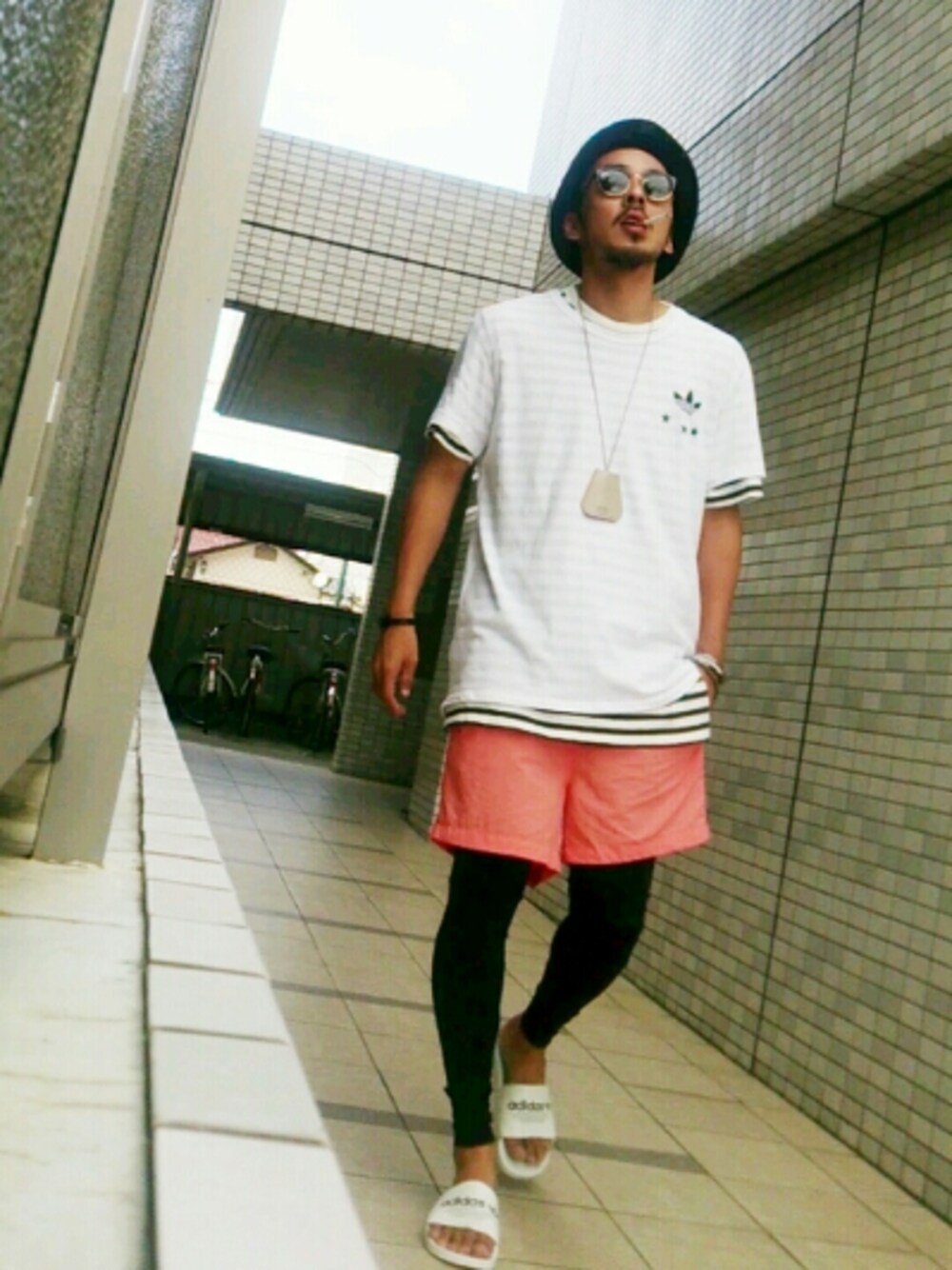 ホワイト系のTシャツ/カットソー、ホワイト系のサンダル、ブラック系のその他を着用したメンズの夏コーディネートの1枚目の写真