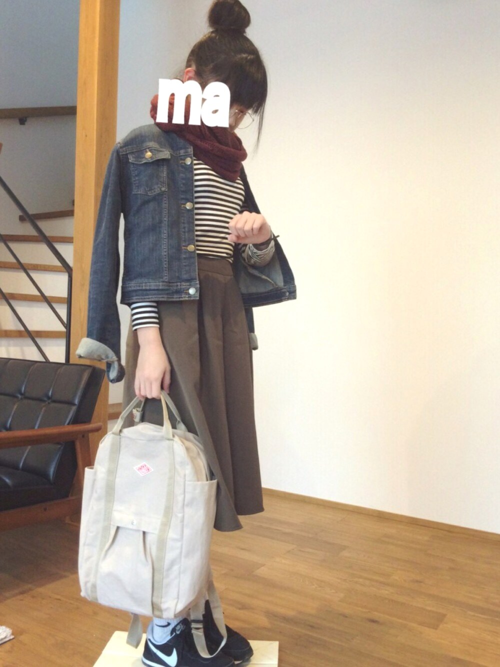 「オーシャンビュー、丸メガネ、チープカシオ、ガウチョパンツ、ジージャン、Gジャン、GU、NIKE AIR、カーキ×赤、ボーダートップス」｜「LOWRYS FARMのケーブルスヌード　558832（ストール/ショール、レッド系）」を使った、manaさん（レディース・157cm）の冬コーディネートの1枚目の写真