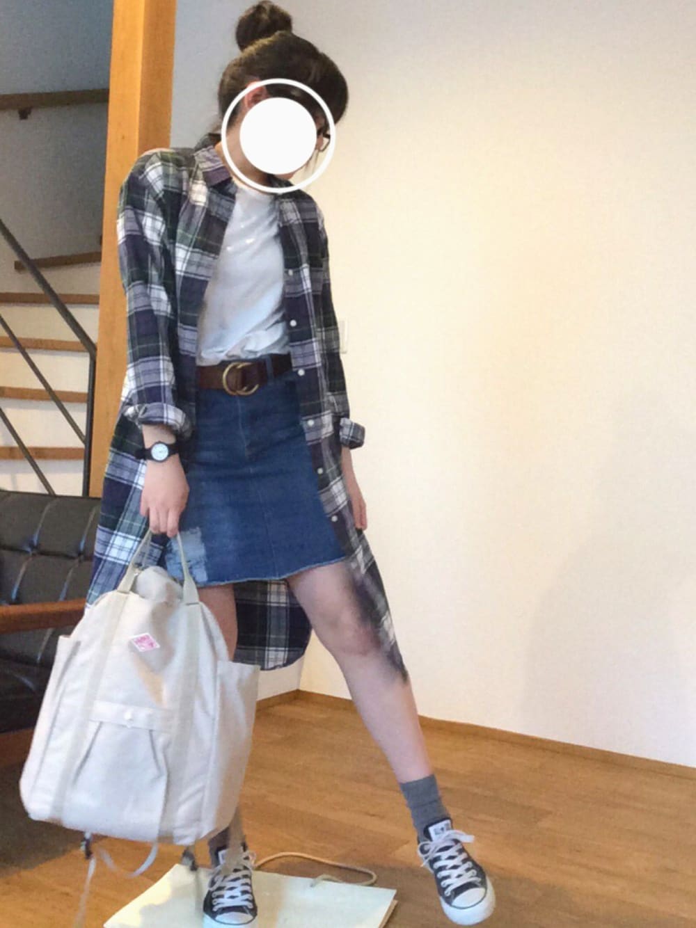 「きりっぱなし、デニムスカート、ダメージデニム、ロングチェックシャツ、おだんごヘアー、コンバース」｜「CIAOPANIC TYPYの【CIAOPANICTYPY 】ネルチェックロングシャツワンピース（ワンピース、グリーン系）」を使った、manaさん（レディース・157cm）の春コーディネートの1枚目の写真