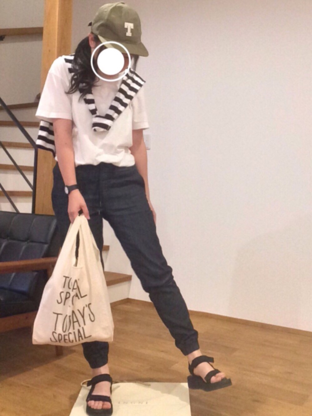 「無印良品、UNIQLO、GU、Champion、チャンピオン、ジョガーパンツ、デニムジョガーパンツ、肩掛け、スポーツサンダル」｜「UNIQLOのアイテム（パンツ、ブルー系）」を使った、manaさん（レディース・157cm）の春コーディネートの1枚目の写真
