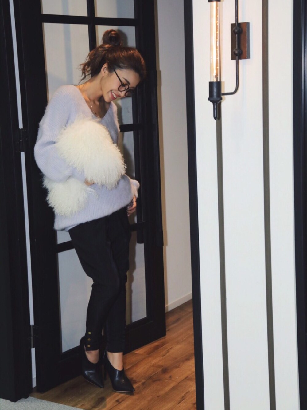 「eimy、eimy istoire、ニット、ラベンダー、大人カジュアル、パンツスタイル、クラッチバッグ」｜「eimy istoireのbrushed knit top（ニット/セーター、パープル系）」を使った、Manami_officialさん（レディース・155cm）の秋コーディネートの1枚目の写真