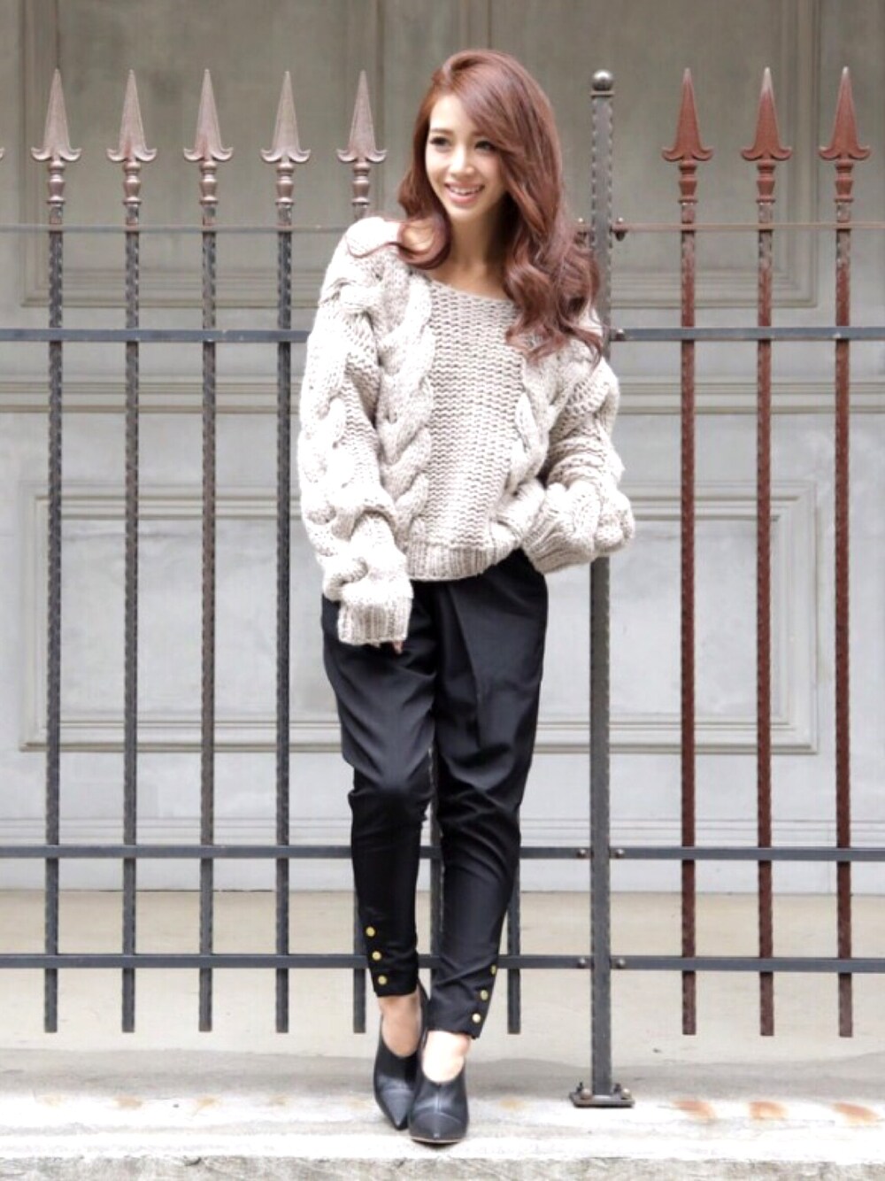 「eimy、eimy istoire、ニット、テーパードパンツ、ブーティ、大人カジュアル、秋冬」｜「eimy istoireのcross tuck tapered pants（その他パンツ、ブラック系）」を使った、Manami_officialさん（レディース・155cm）の秋コーディネートの1枚目の写真