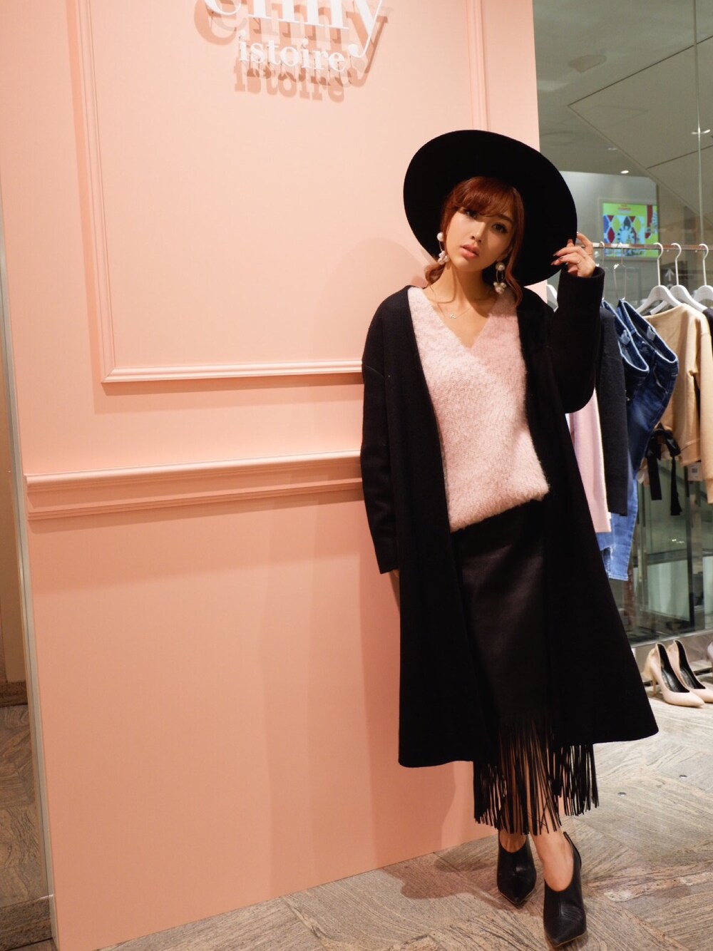 「シンプルコーデ、outfit、大人カジュアル、eimy istoire、pink、ニット、レザー、ハット」｜「eimy istoireのアイテム（ジャケット/アウター、ブラック系）」を使った、Manami_officialさん（レディース・155cm）の秋コーディネートの1枚目の写真