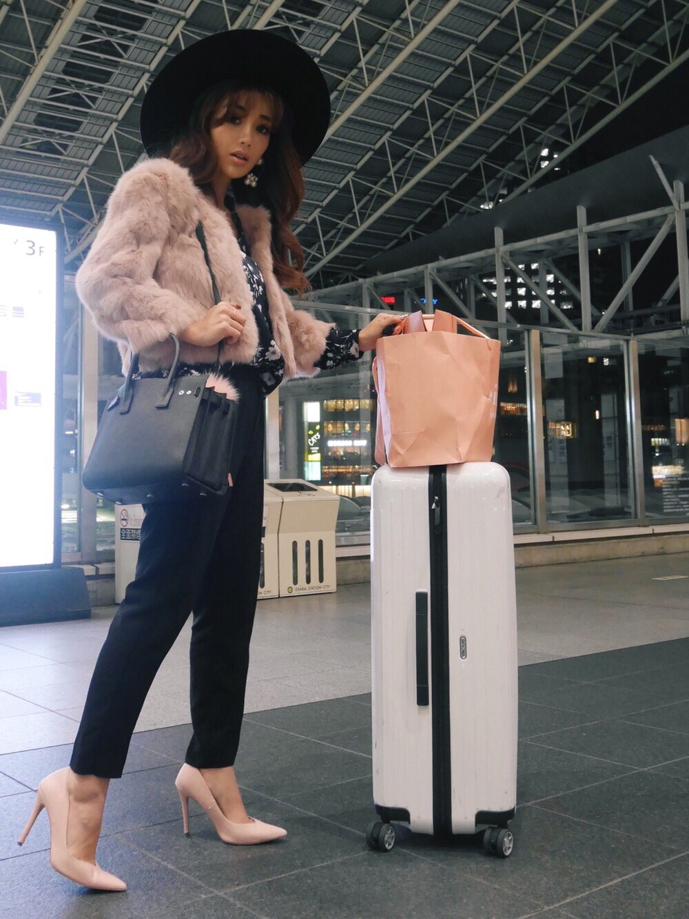 「休日スタイル、オトナカジュアル、シンプルコーデ、パンツスタイル、ファー小物、ファー、eimy istoire、ハット、ピンク」｜「eimy istoireのrabbit fur jacket（その他アウター、ピンク系）」を使った、Manami_officialさん（レディース・155cm）の秋コーディネートの1枚目の写真