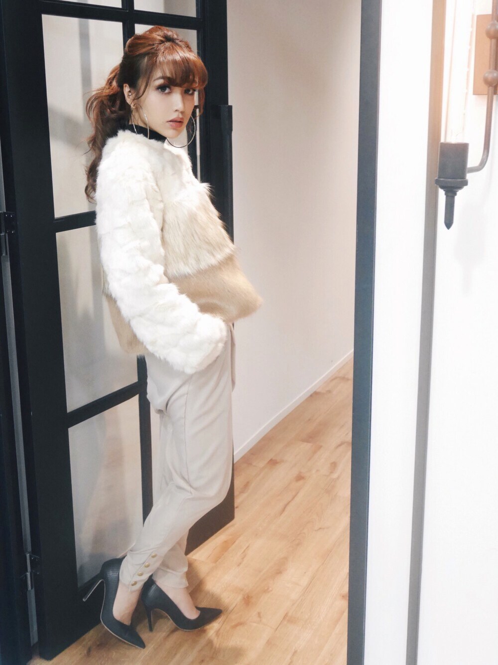 「カジュアルコーデ、シンプル、オトナカジュアル、冬、パンツスタイル、outfit、eimy istoire、ファー」｜「eimy istoireのcross tuck tapered pants（その他パンツ、ベージュ系）」を使った、Manami_officialさん（レディース・155cm）の秋コーディネートの1枚目の写真