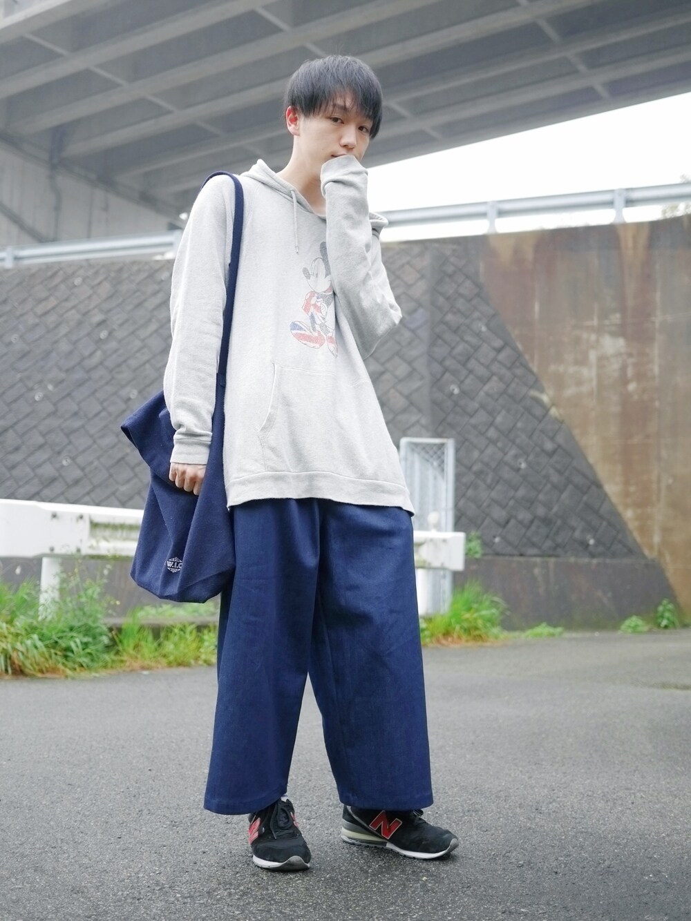 ブルー系のデニムパンツ、ブルー系のショルダーバッグを着用したメンズの春コーディネートの1枚目の写真