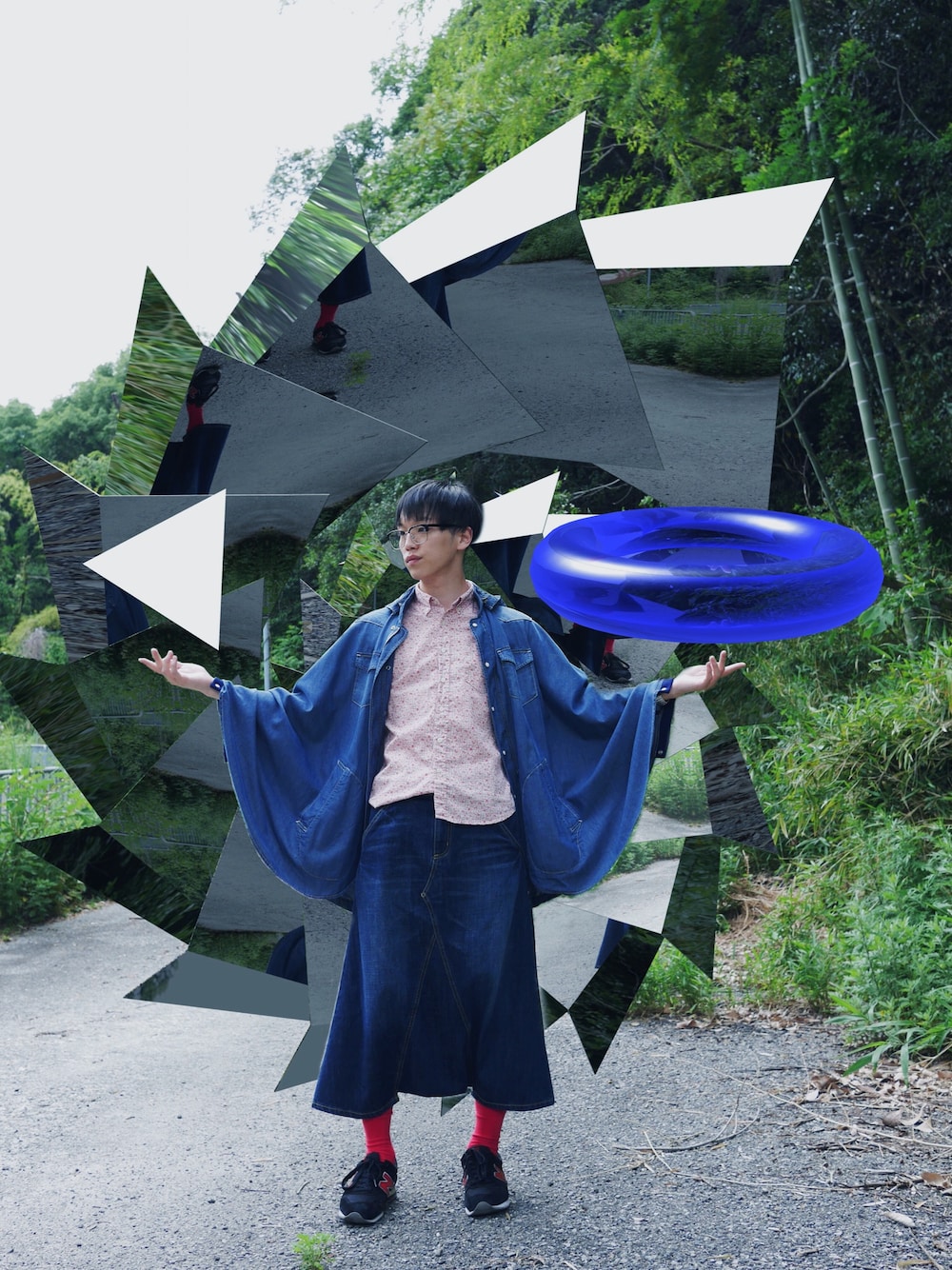 ブルー系のデニムパンツ、ブルー系のポンチョを着用したメンズの春コーディネートの1枚目の写真