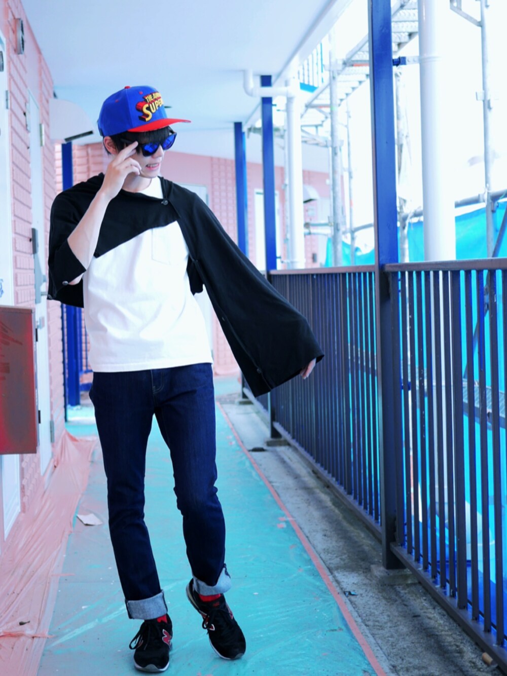 ホワイト系のTシャツ/カットソー、ブルー系のサングラス、その他のその他を着用したメンズの夏コーディネートの1枚目の写真