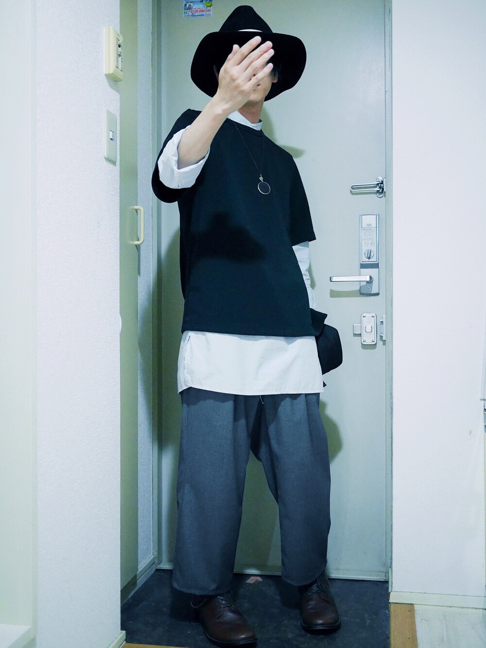ブラック系のTシャツ/カットソー、グレー系のシャツ/ブラウス、グレー系のその他パンツを着用したメンズの秋コーディネートの1枚目の写真