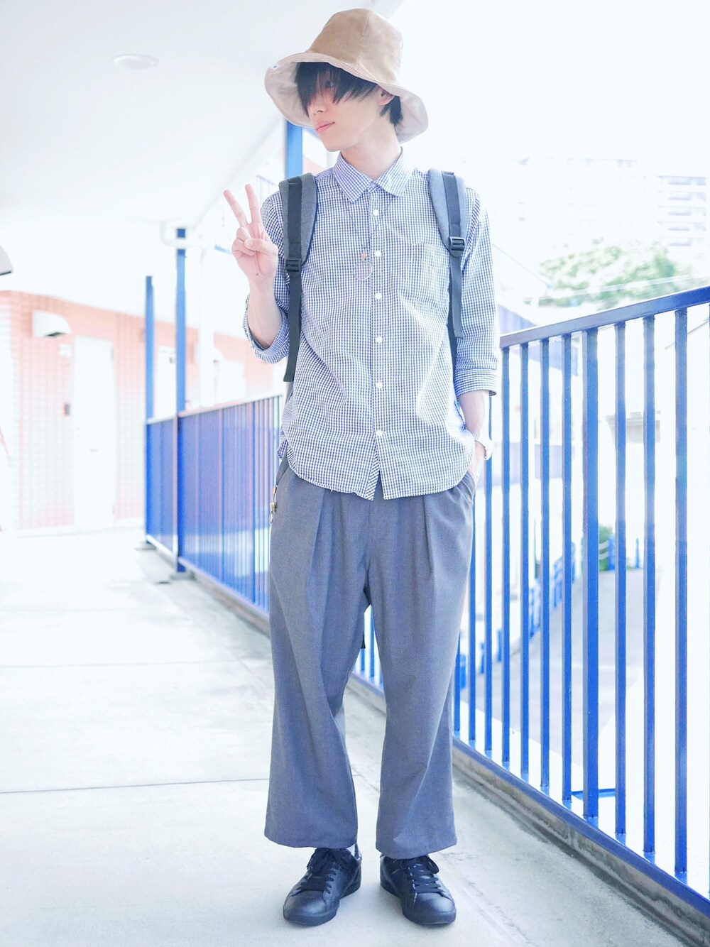 グレー系のバックパック/リュック、グレー系のその他パンツ、ブルー系のシャツ/ブラウスを着用したメンズの秋コーディネートの1枚目の写真