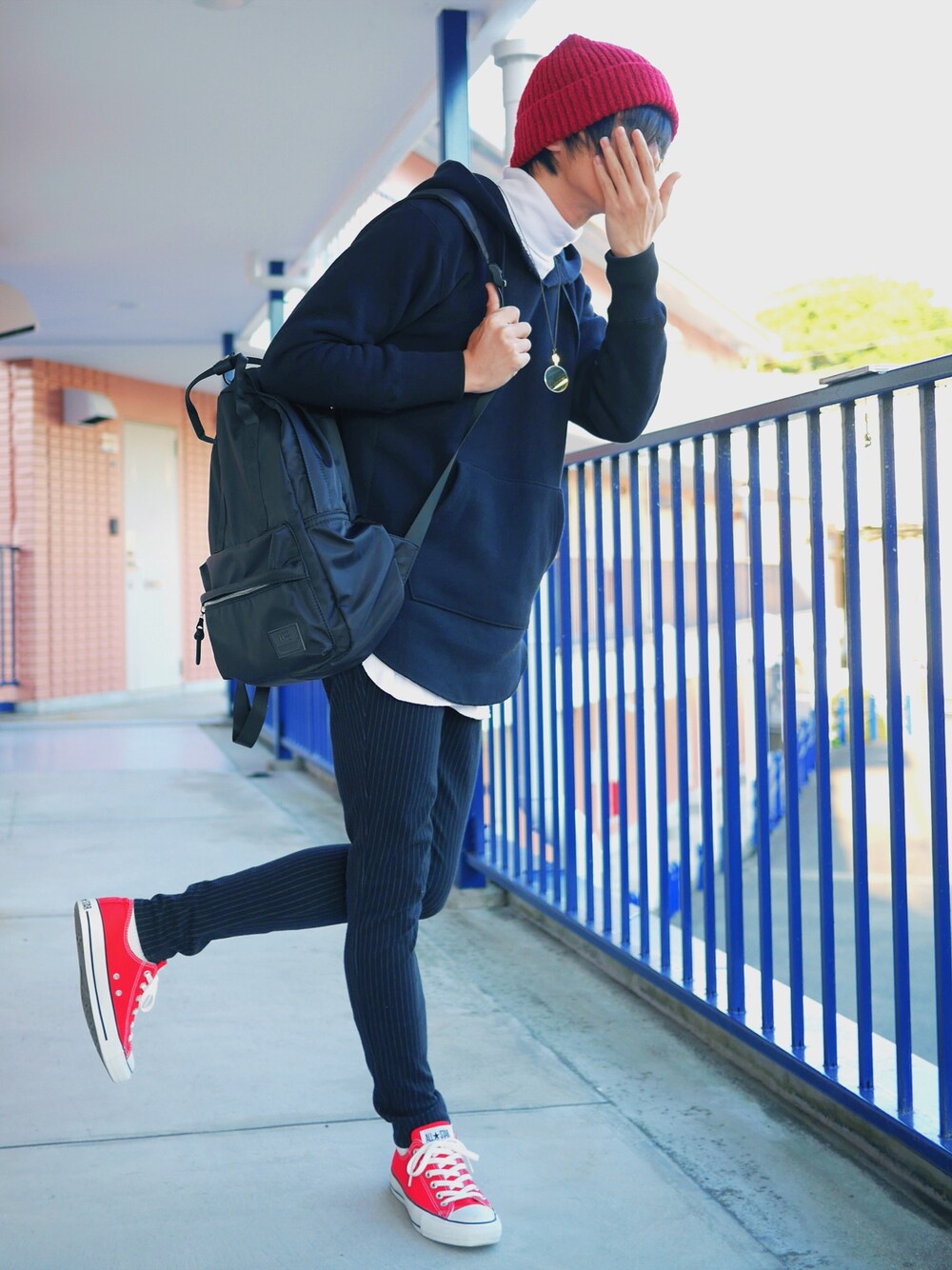 ブラック系のパーカー、ホワイト系のTシャツ/カットソー、ブラック系のバックパック/リュックを着用したメンズの秋コーディネートの1枚目の写真