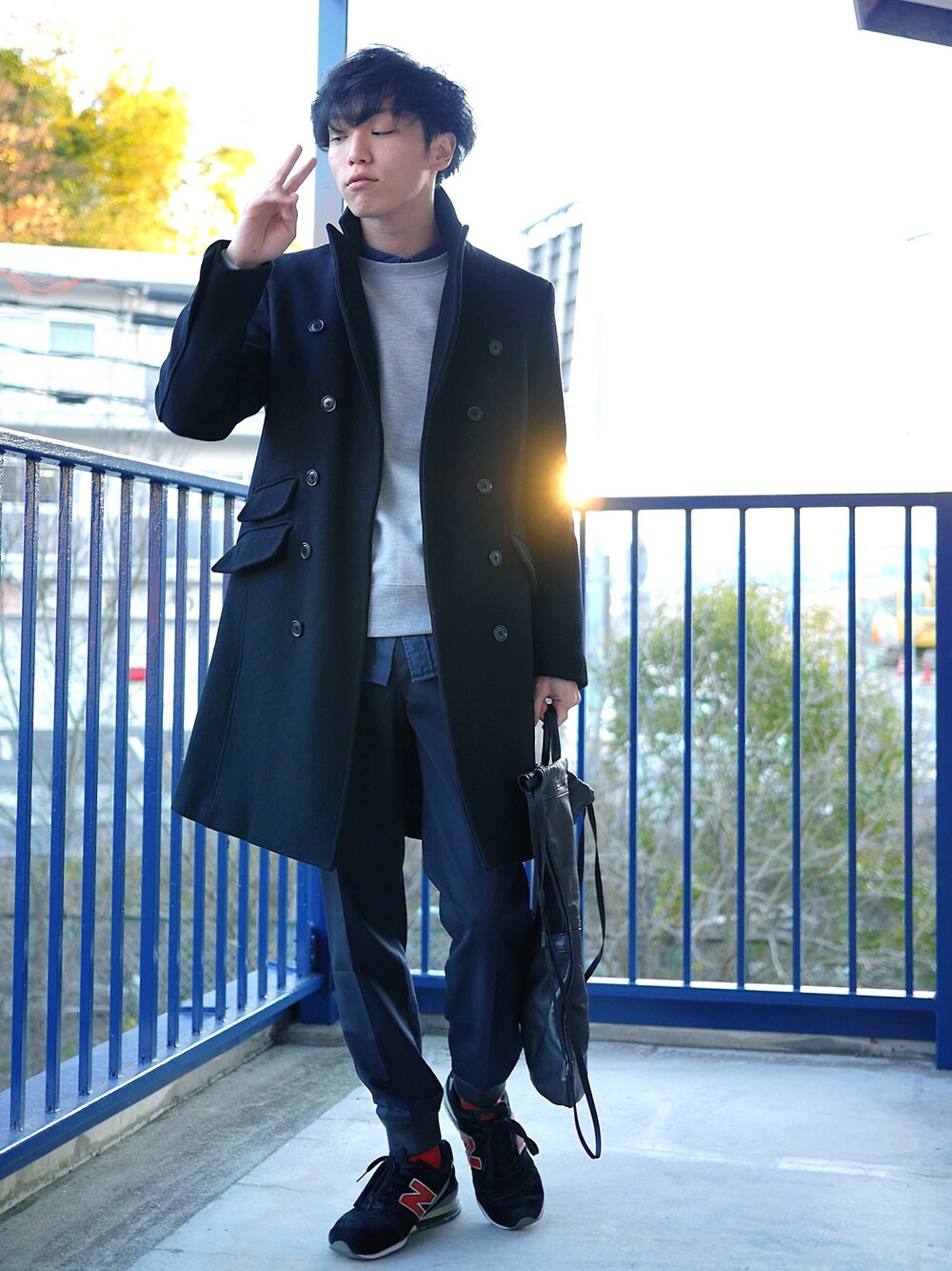ブラック系のパンツ、ブラック系のバックパック/リュック、ブルー系のシャツ/ブラウスを着用したメンズの冬コーディネートの1枚目の写真