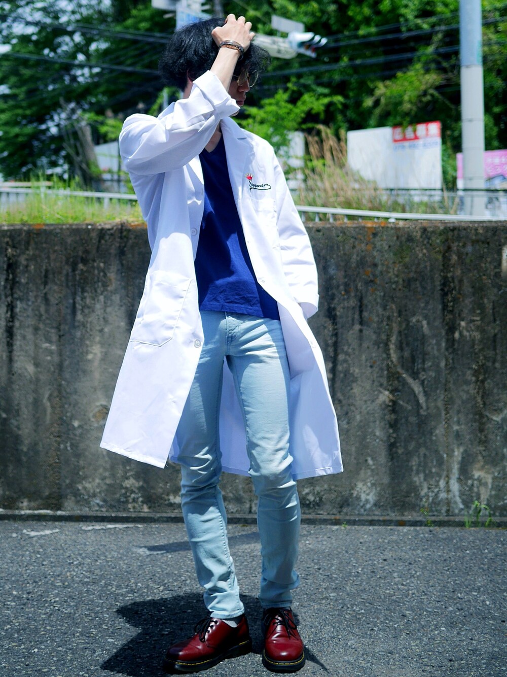 ホワイト系のその他アウター、ブルー系のTシャツ/カットソー、ブルー系のデニムパンツを着用したメンズの春コーディネートの1枚目の写真