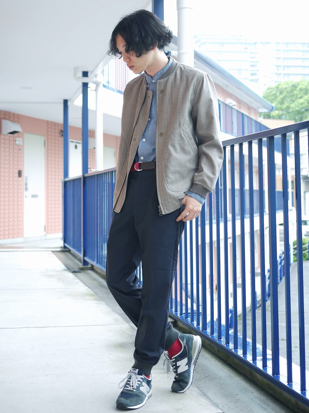「はるコーデ、スポーツミックス、ジョガーパンツ、UNIQLOandLEMAIRE、スニーカー、雨の日コーデ、ブルゾン、タックパンツ、ニューバランス、リブパンツ」｜「Johnbull Private laboのリブブルゾン（ブルゾン、グリーン系）」を使った、たろーさんさん（メンズ・169cm）の春コーディネートの1枚目の写真