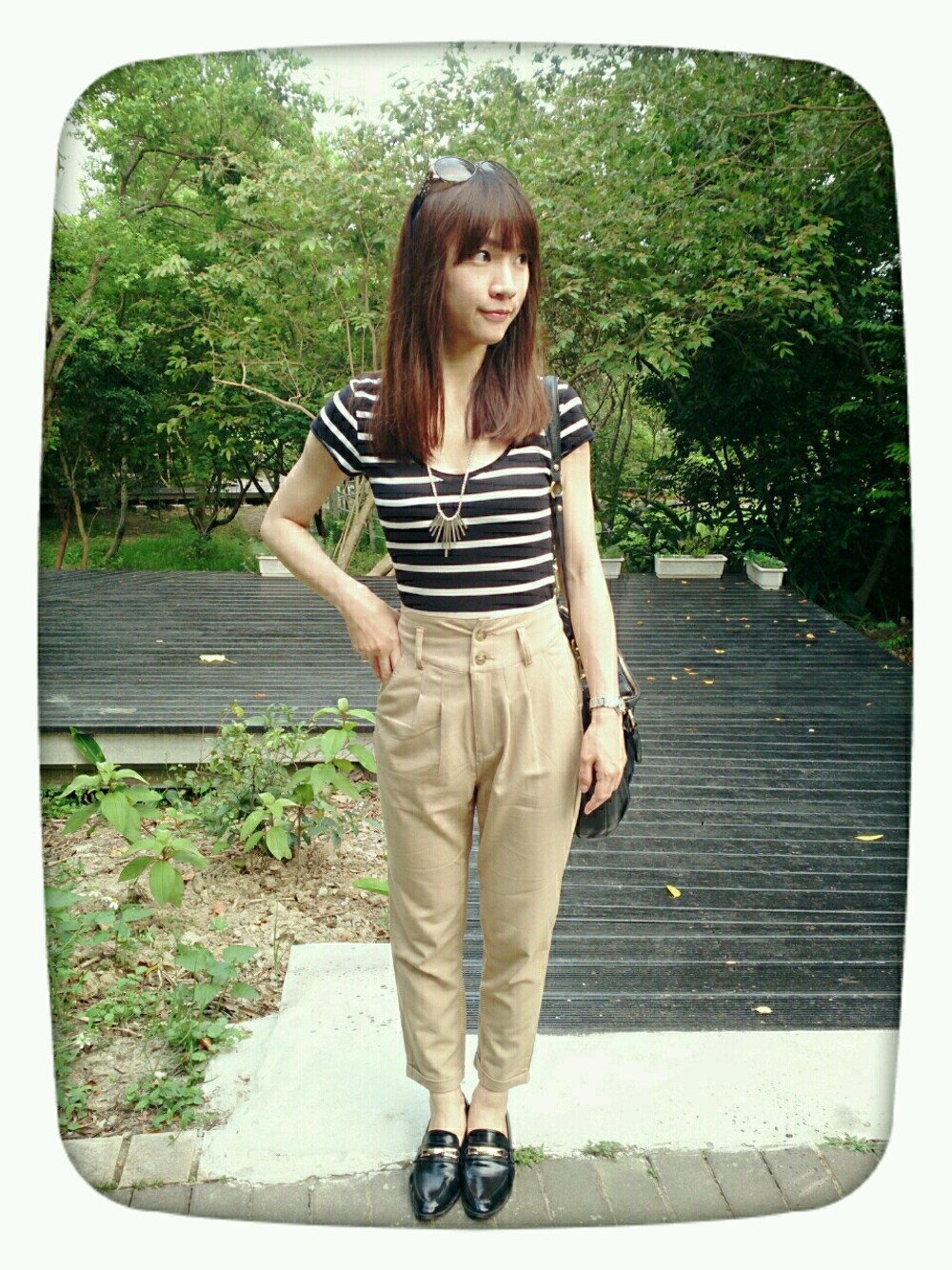 ベージュ系のパンツを着用したレディースの春コーディネートの1枚目の写真