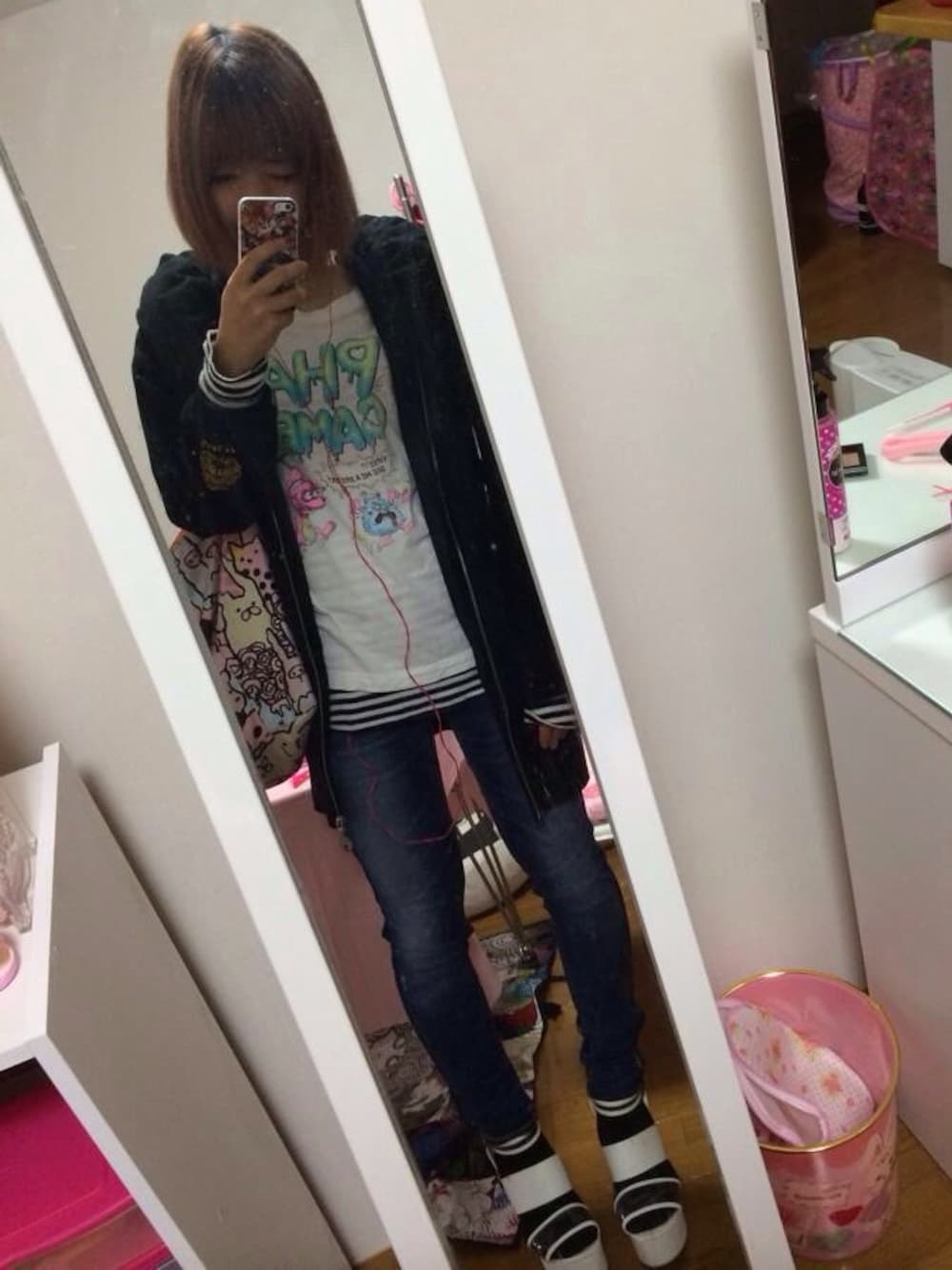 「Candy Stripperのアイテム（Tシャツ/カットソー、ホワイト系）」を使った、おふみんさん（レディース・158cm）の秋コーディネートの1枚目の写真
