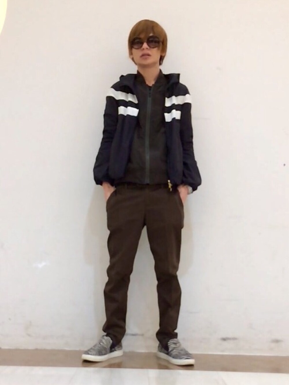 「オールブラック、MA-1、チームアラサー、ブルゾン、スラックス、シンプル、スリッポン、アウターONアウター、WEAR BOOK CAFE」｜「上原浩治「覚悟の決め方」のめっちゃ、やる気もらえるo(^_^)o（本、その他）」を使った、LiME(松尾 頼武)作曲家さん（メンズ・165cm）の冬コーディネートの1枚目の写真