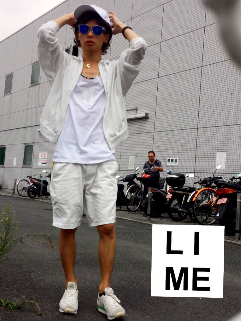 ホワイト系のパーカー、ホワイト系のタンクトップ、ホワイト系のチノパンツを着用したメンズの夏コーディネートの1枚目の写真