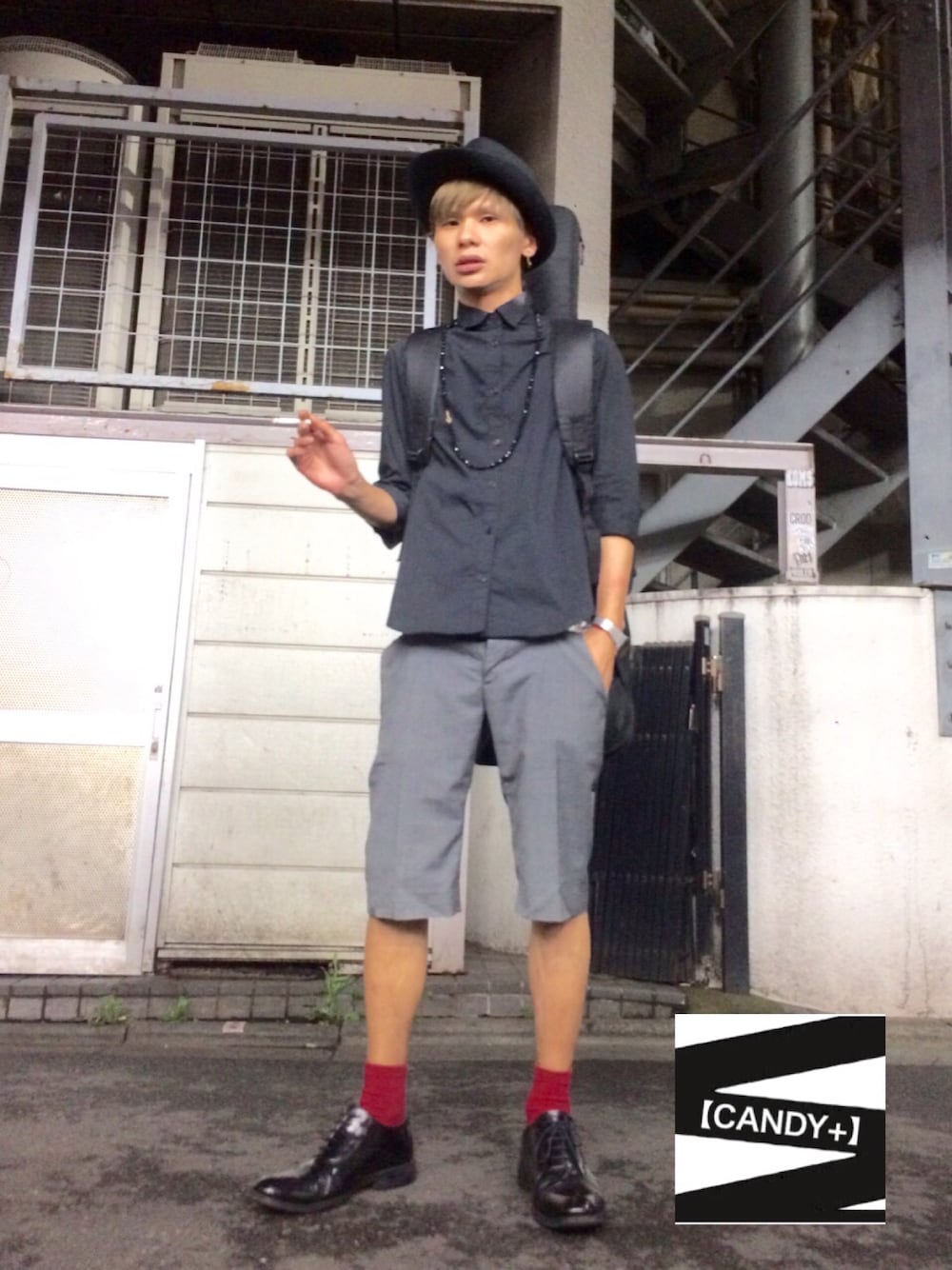 ブラック系のトップス、グレー系のスラックス、ブラック系のドレスシューズを着用したメンズの夏コーディネートの1枚目の写真