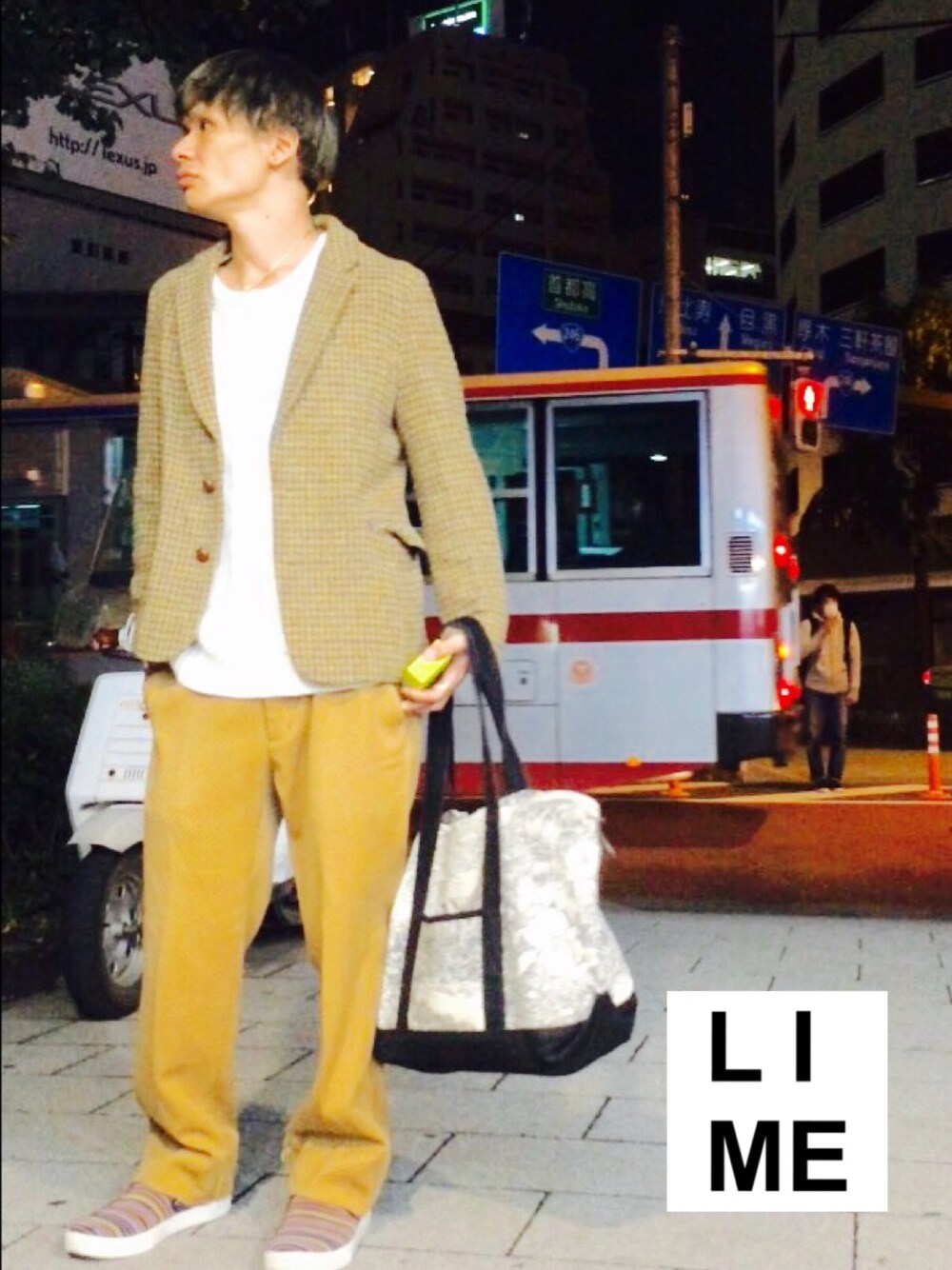 ベージュ系のテーラードジャケット、ホワイト系のトップス、ベージュ系のスラックスを着用したメンズの秋コーディネートの1枚目の写真