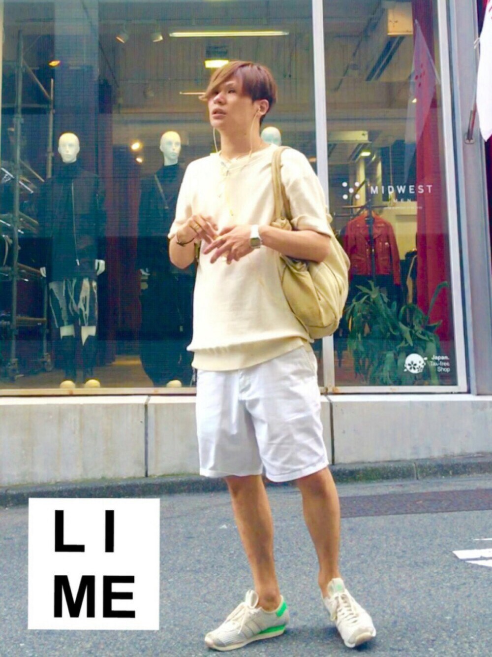 ホワイト系のTシャツ/カットソー、ホワイト系のチノパンツ、ホワイト系のスニーカーを着用したメンズの夏コーディネートの1枚目の写真