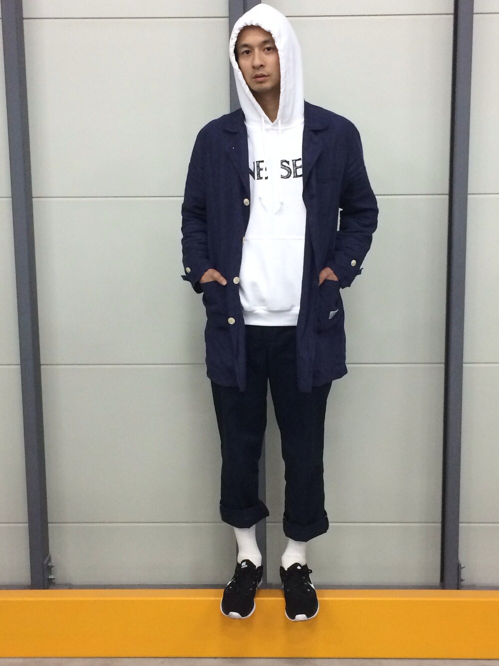「NIKE、パーカー、ナイキ、白パーカー」｜「NIKEのフライニット ルナ1（スニーカー、ブラック系）」を使った、junya_kasugaさん（メンズ・180cm）の春コーディネートの1枚目の写真