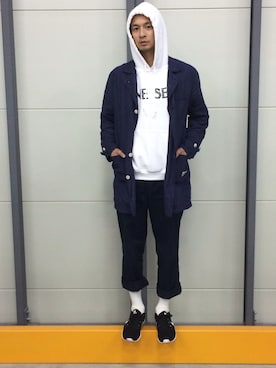 「白パーカー」｜「アイテム（その他アウター）」を使った、junya_kasugaさん（メンズ・180cm）の春コーディネート