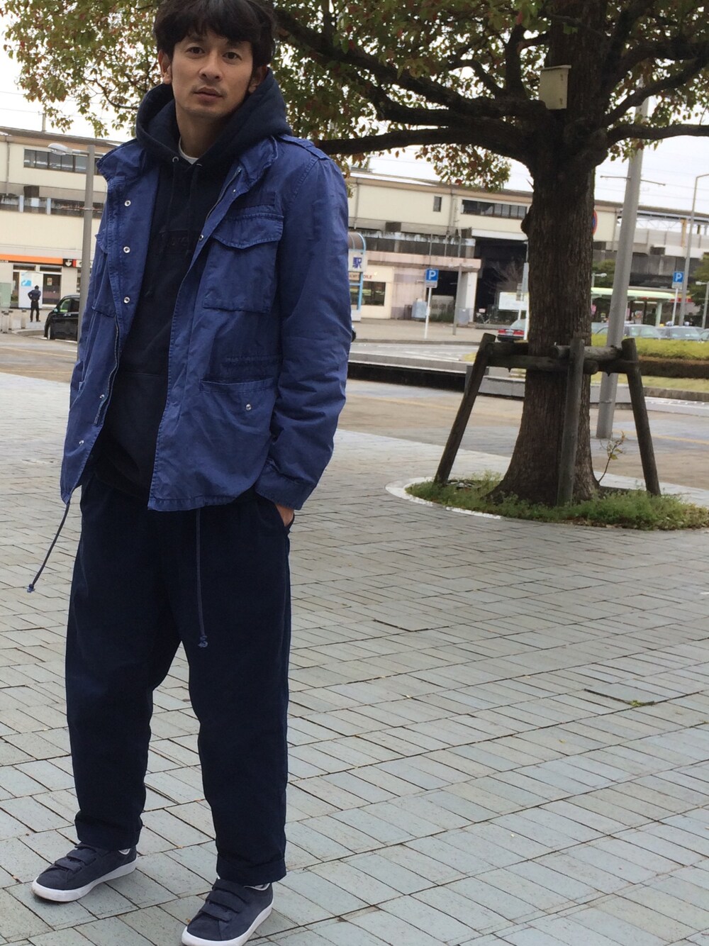 「カジュアル、パーカー、スニーカー、NIKE、青、ネイビー」｜「BEAMS PLUSの◎BEAMS PLUS / M-65 ガーメントダイ（ブルゾン、ブルー系）」を使った、junya_kasugaさん（メンズ・180cm）の春コーディネートの1枚目の写真