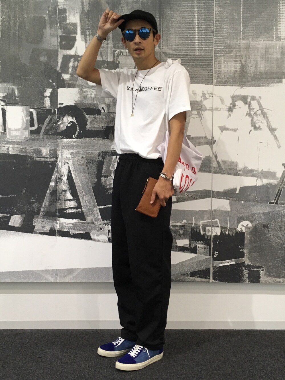 「夏、スニーカー、オトナカジュアル、白Tシャツ、サングラス、キャップ」｜「B.S.K.Kのアイテム（Tシャツ/カットソー、ホワイト系）」を使った、junya_kasugaさん（メンズ・180cm）の夏コーディネートの1枚目の写真