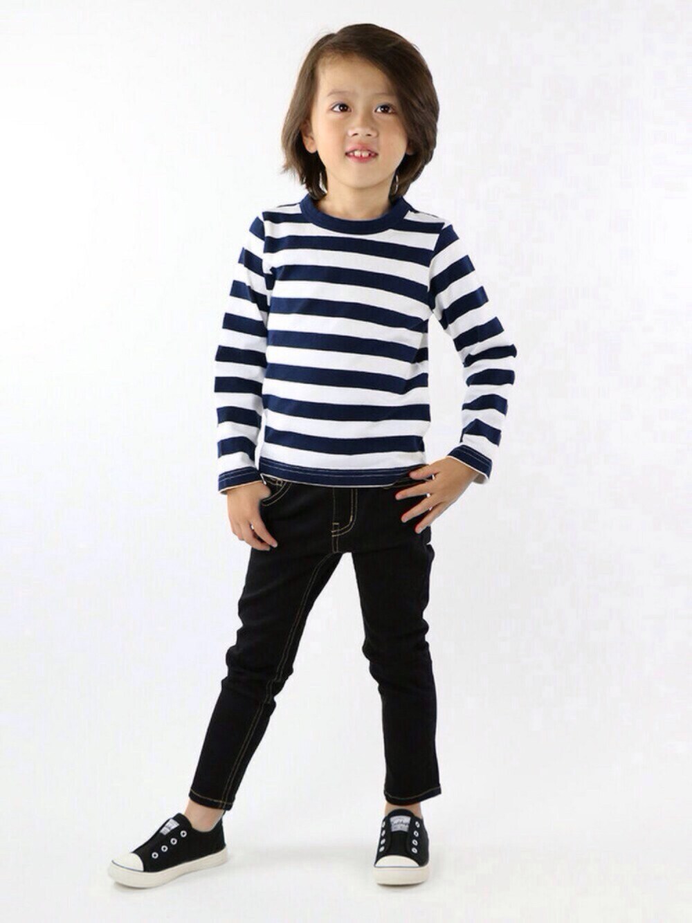 ブラック系のその他パンツ、ブルー系のTシャツ/カットソーを着用したキッズの秋コーディネートの1枚目の写真