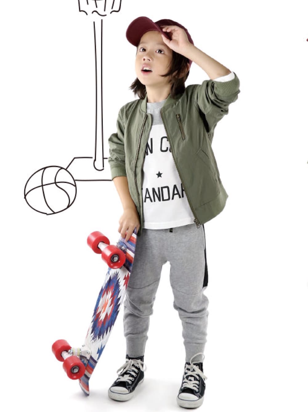 グリーン系のブルゾン、ホワイト系のTシャツ/カットソー、ブラウン系のその他パンツを着用したキッズの秋コーディネートの1枚目の写真