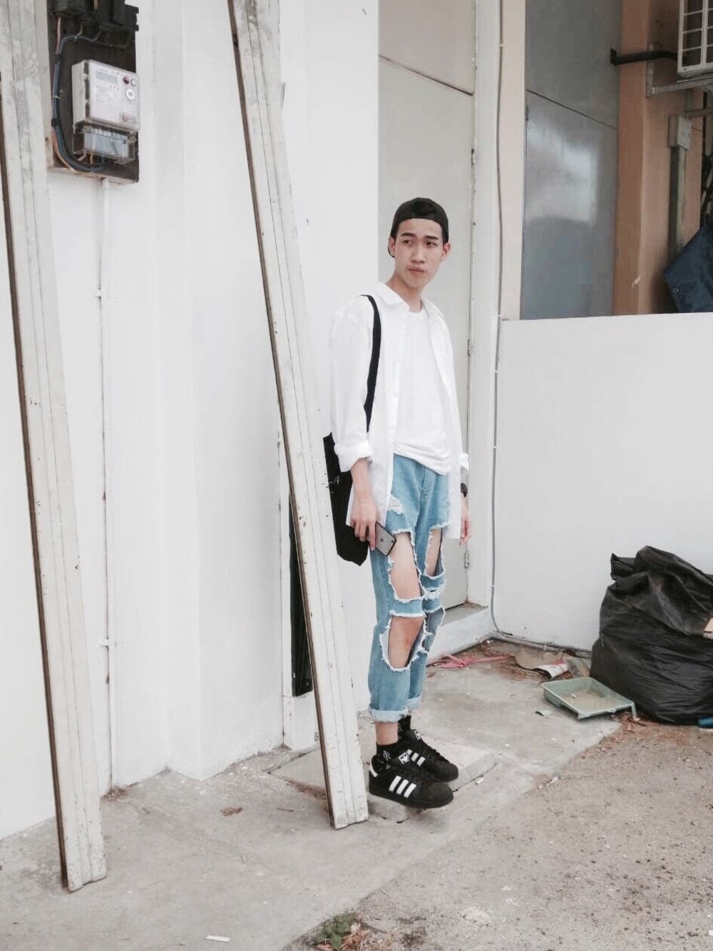 「WEARBOOKエントリー、WEARISTASG、WEARISTAフリマ、ootd、wearsg」｜「H&Mのアイテム（シャツ/ブラウス、ホワイト系）」を使った、Ah Kooさん（メンズ・178cm）の春コーディネートの1枚目の写真