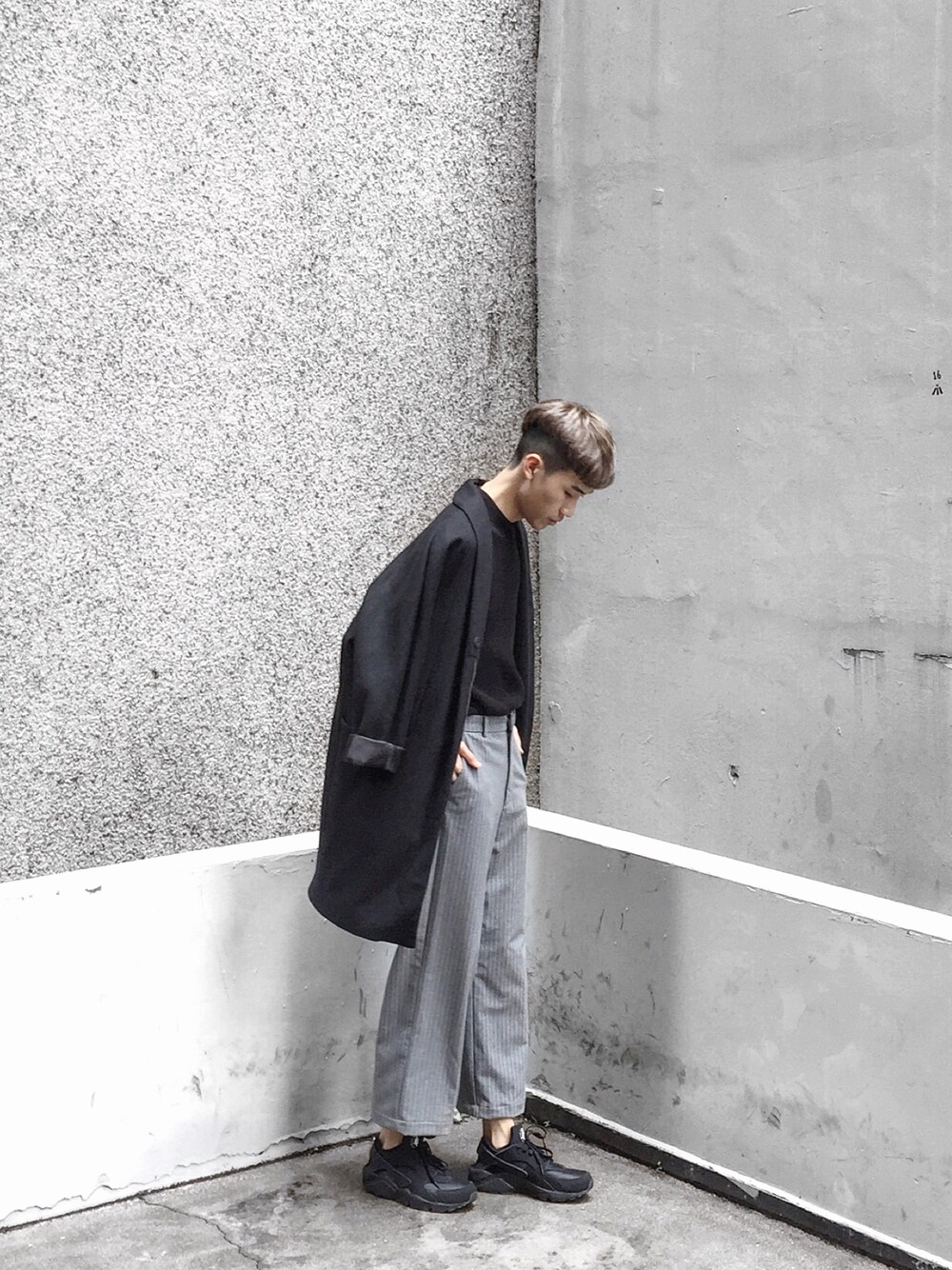 「ZaloraxWear、ZALORAxWEARstylesquad、zalorasg、WEARBOOKエントリー、ootd」｜「ZARAのアイテム（その他パンツ、グレー系）」を使った、Ah Kooさん（メンズ・178cm）の春コーディネートの1枚目の写真