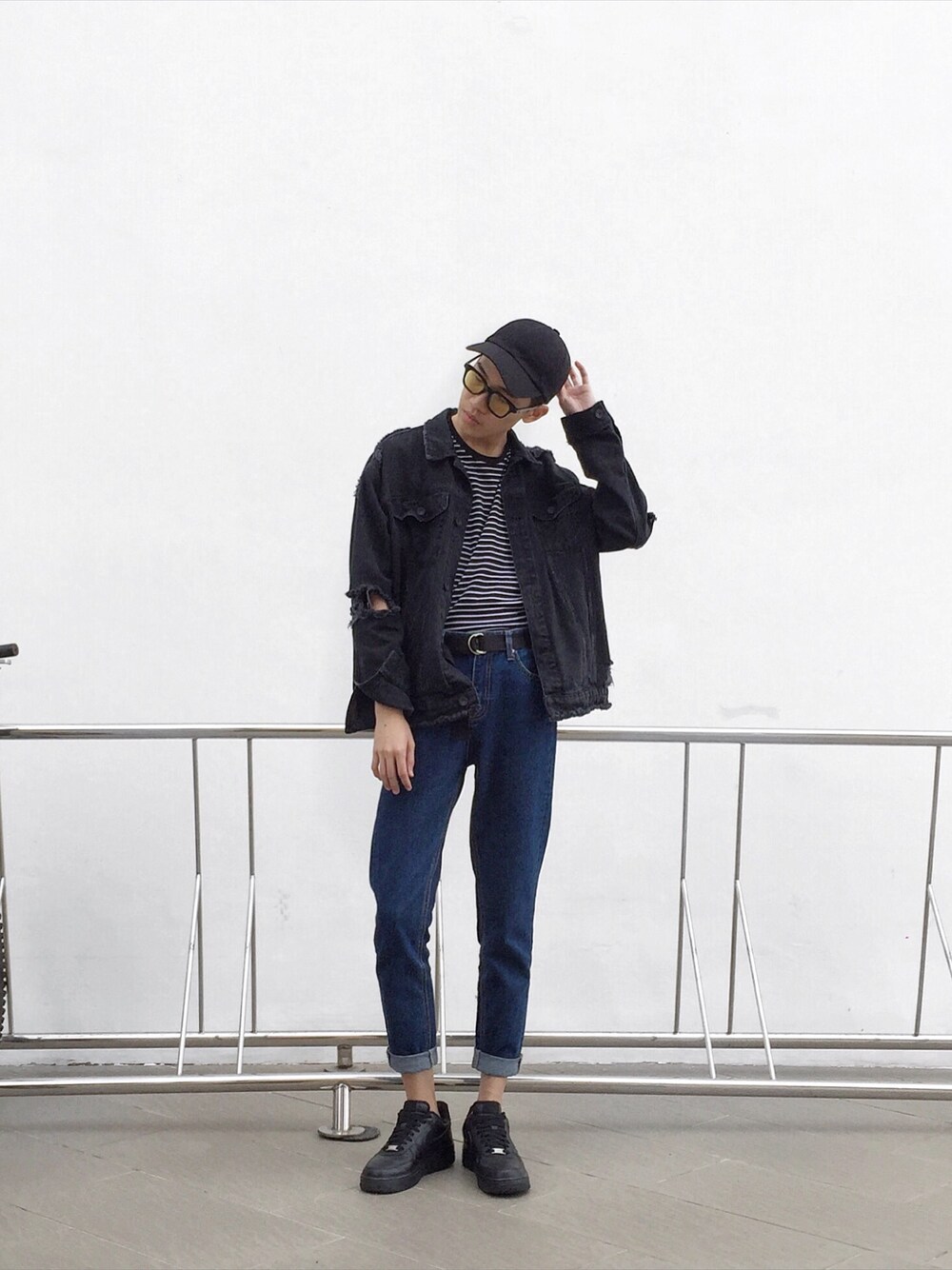 「TOPMANのアイテム（デニムジャケット、ブラック系）」を使った、Ah Kooさん（メンズ・178cm）の夏コーディネートの1枚目の写真
